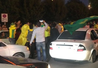 جشن و پایکوبی آبادانی ها پس از پیروزی صنعت نفت آبادان برابر سپاهان اصفهان