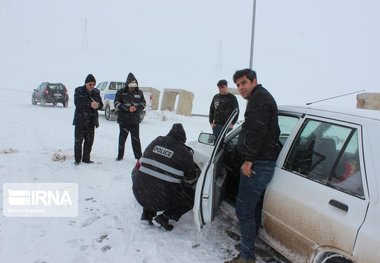 نجات بیش از ۷۰ دستگاه خودرو گرفتار در برف و کولاک سردشت