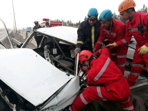 برخورد پراید با حفاظ جاده ورودی مشهد راننده را محبوس کرد