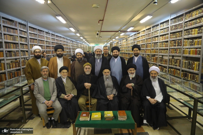 مراسم اهدای نسخه‌های خطی کتابخانه مرحوم آیت الله شاه آبادی به کتابخانه مرحوم آیت الله العظمی مرعشی نجفی