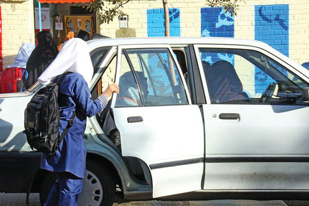 دانش آموزان در مسیر خانه تا مدرسه