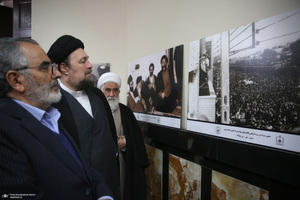 بازدید سید حسن خمینی از نمایشگاع عکس امام امت