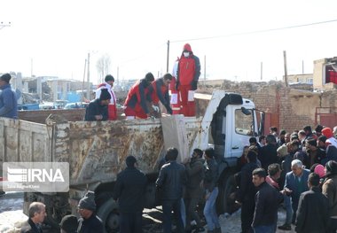 ۲۷۰۰ بسته غذایی بین زلزله‌زدگان قطور خوی توزیع شد