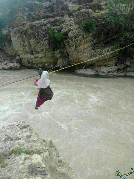 بندبازی برای رفتن به مدرسه  روستایی که معلوم نیست جزء کدام استان است