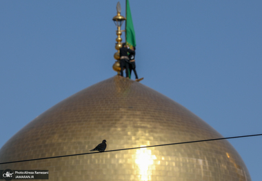 مراسم تعویض پرچم گنبد امام رضا (ع)