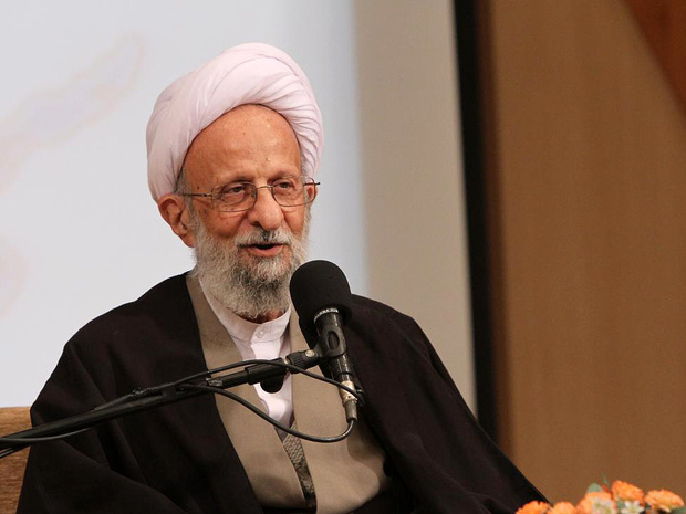 طلاب حوزه های علمیه از مسائل اجتماعی غافل نباشند