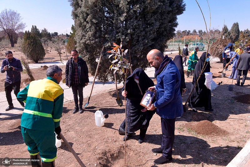 مراسم درختکاری در جوار حرم مطهر امام خمینی (س)