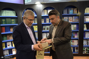 غرفه موسسه تنظیم و نشر آثار امام خمینی (س) در سی و پنجمین نمایشگاه بین المللی کتاب تهران- 1