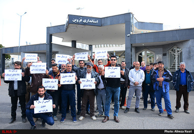 تجمع‌ اعتراضی کارگران سد بالاخانلو در مقابل استانداری قزوین  کارگران : شب عیدی دستمان خالی است