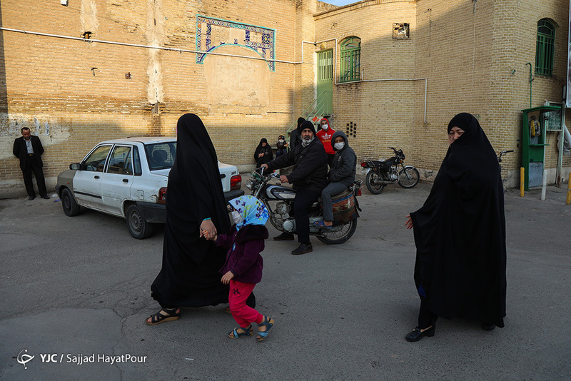 ویزیت رایگان مردم جهت پیشگیری از کرونا در مناطق محروم قم + تصاویر