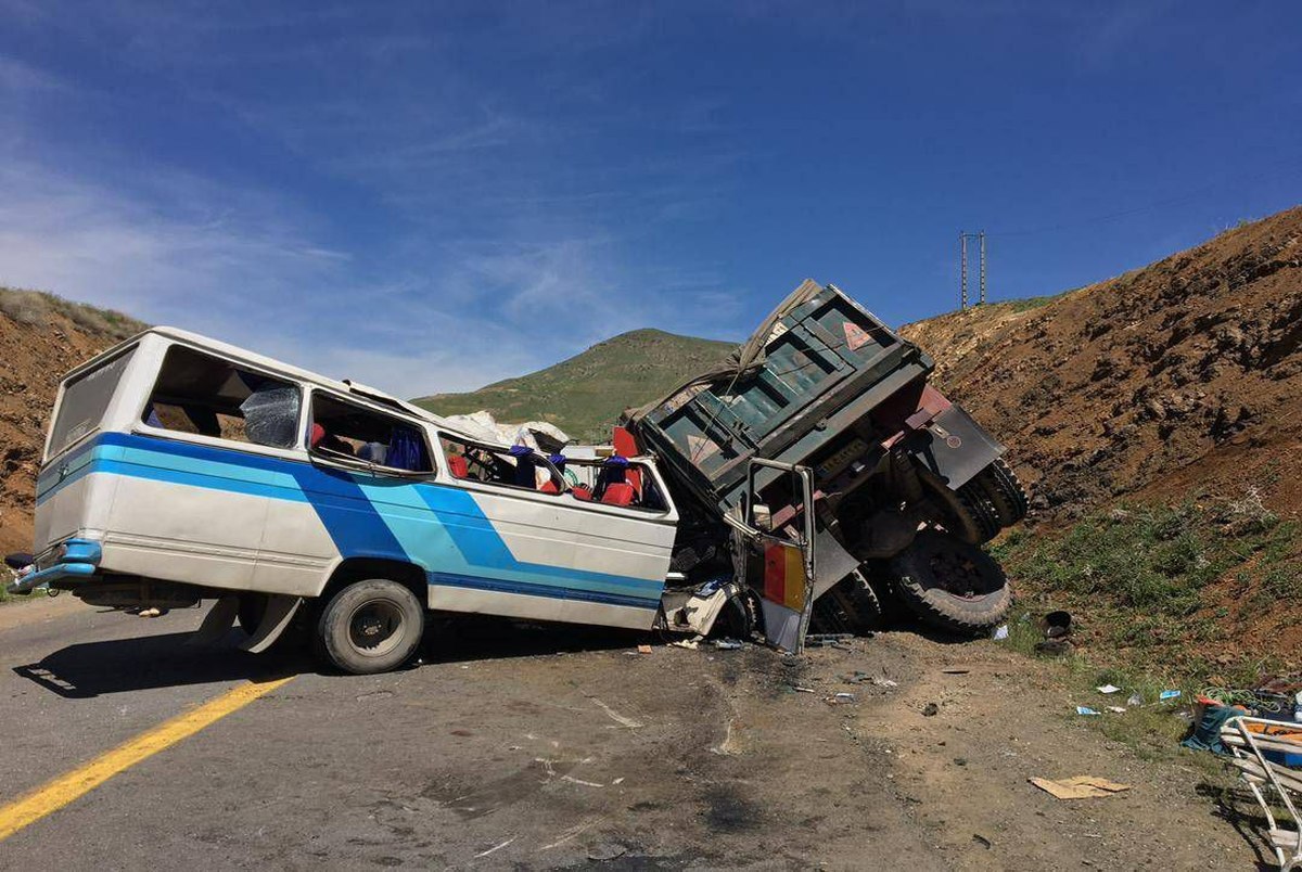 5 کشته و 5 مصدوم در تصادف مینی‌بوس و کامیون در کردستان/ تصاویر و فیلم از حادثه