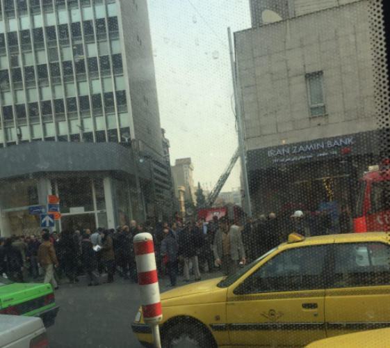 تخلیه یک ساختمان اداری در خیابان ولی عصر تهران به دلیل آتش سوزی