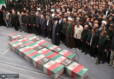 رهبر معظم انقلاب بر پیکر هفت شهید راه قدس نماز اقامه کردند