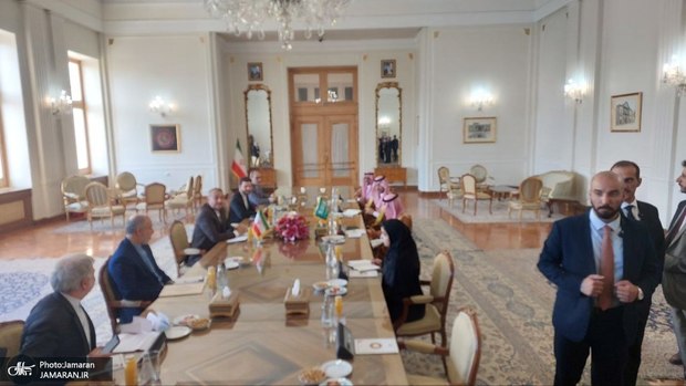 وزیر خارجه عربستان وارد تهران شد/  حضور گسترده خبرنگاران داخلی و خارجی در سالن محل نشست رسانه ای وزیران خارجه دو کشور