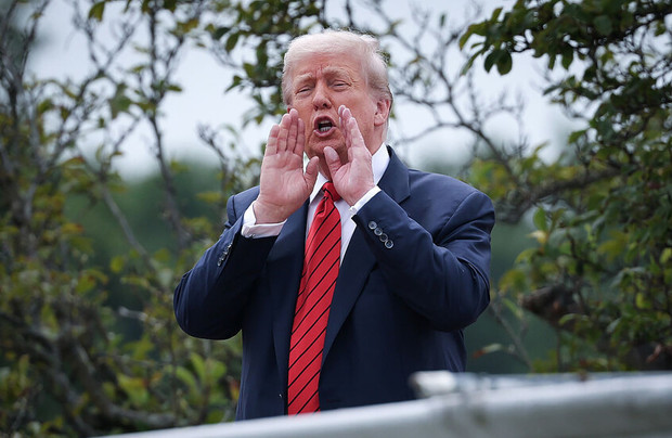 گاردین: ترامپ آرام و خطرناک به سوی دیکتاتوری حرکت می‌کند