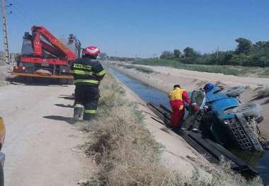 خودروی نیسان در کانال انتقال آب ورامین سقوط کرد