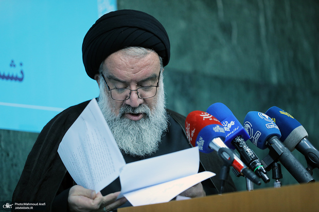 احمد خاتمی: گرانی‌های افسارگسیخته وجود دارد/ به صراحت می‌گویم که روحانیت از چشم نیفتاده است/ مسئولان کشور در حال مدیریت و تدبیر هستند آیا انصاف است از عده‌ای فحش هم بشنوند؟