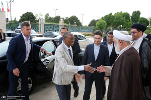 ادای احترام نخست وزیر بورکینافاسو و هیأت همراه نسبت به مقام شامخ بنیان‌گذار جمهوری اسلامی ایران