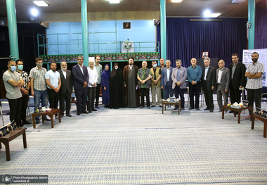 نشست صمیمانه دست اندر کاران و عوامل فیلم مستند زندگی مرحوم حاج سید احمد خمینی با سید حسن خمینی