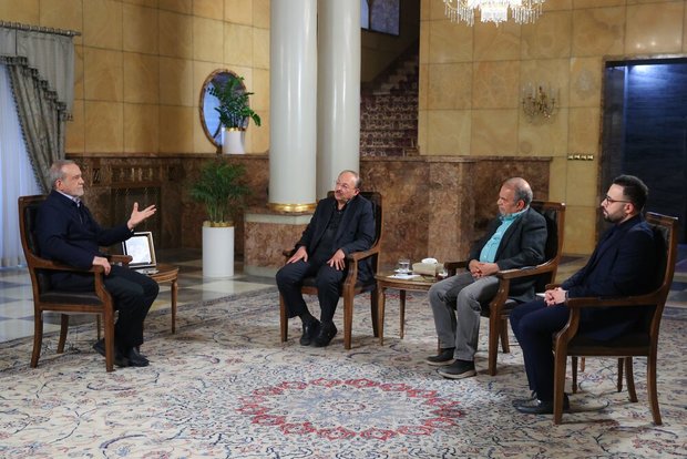 گفتگوی پزشکیان با سه فعال سیاسی-مدنی درباره مذاکرات ایران و آمریکا و وقایع دی‌ماه 1404 + عکس