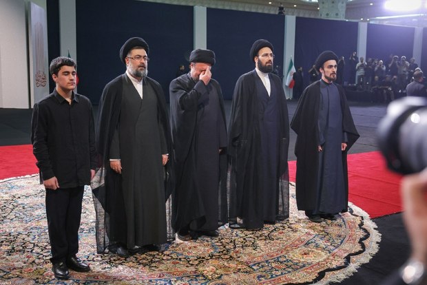 اشک‌های آیت‌الله سید حسن خمینی در سوگ رهبر شهید + عکس
