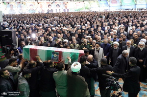 اقامه نماز رهبر معظم انقلاب بر پیکر رئیس جمهوری و یارانش