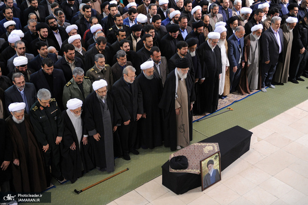 رهبر معظم انقلاب بر پیکر آیت الله هاشمی شاهرودی نماز اقامه کردند