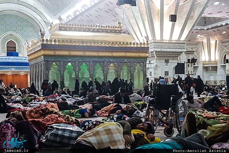 برخی از مردم تهران شب یلدا را در پی زلزله در کنار حرم امام(س) گذراندند