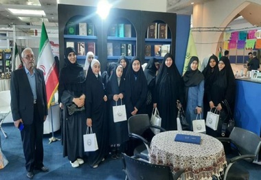 Syrian university, seminary students visit stall displaying Imam's works at Book exhibition