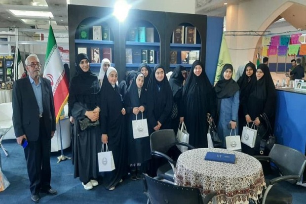 Syrian university, seminary students visit stall displaying Imam's works at Book exhibition