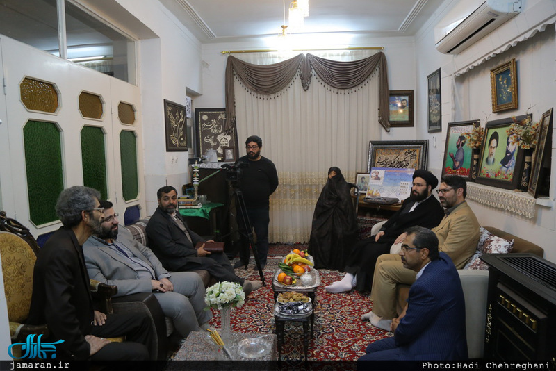 دیدار سید علی خمینی با خانواده شهیدان مهدی زین الدین و محمد جواد دل آذر