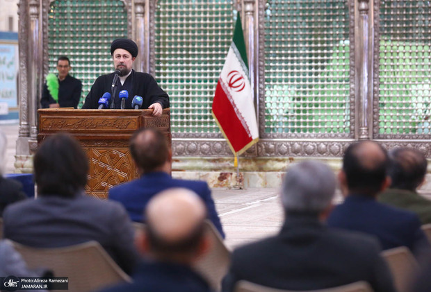 روزنامه هم میهن: برخورد سید حسن خمینی در مراسم حضور مدیران صداوسیما، متفاوت بود؛ او از مدیران سازمان خواست تا بیش از این از ملت و افکار عمومی فاصله نگیرند/ نکته کلیدی سخنان سید حسن خمینی آنجا بود که از شکست صداوسیمای پهلوی از یک برنامه نیم‌ساعته گفت