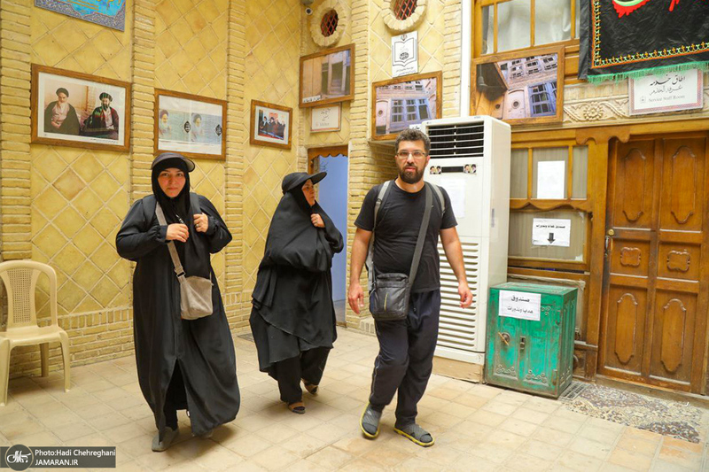 حضور زائران در بیت تاریخی حضرت امام در نجف در روزهای منتهی به اربعین