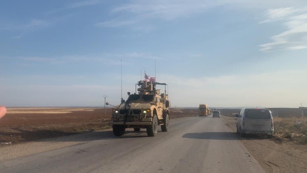 ورود یک کاروان ارتش آمریکا به سوریه برای تخلیه سلاح ها و تجهیزات+ تصاویر