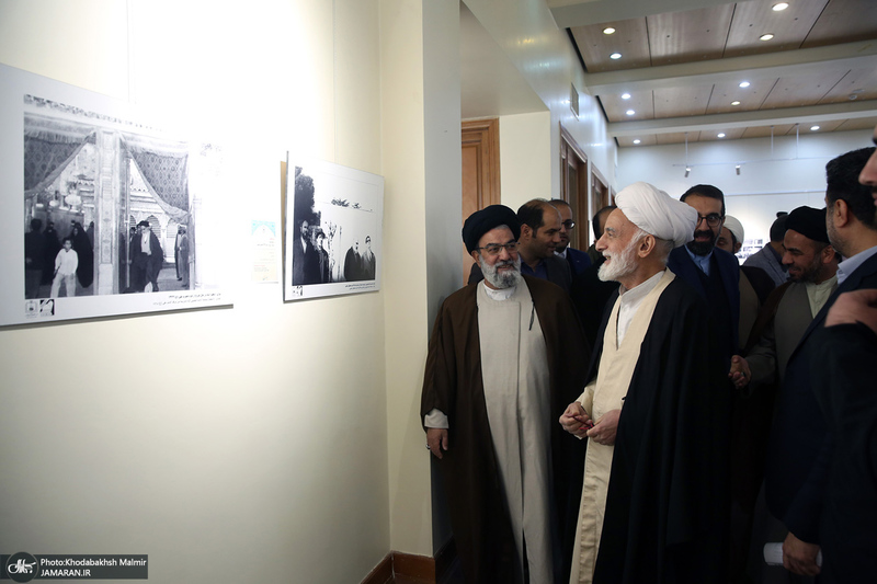بازدید آیت الله دری نجف آبادی از نمایشگاه عکس امام دل‌ها‎