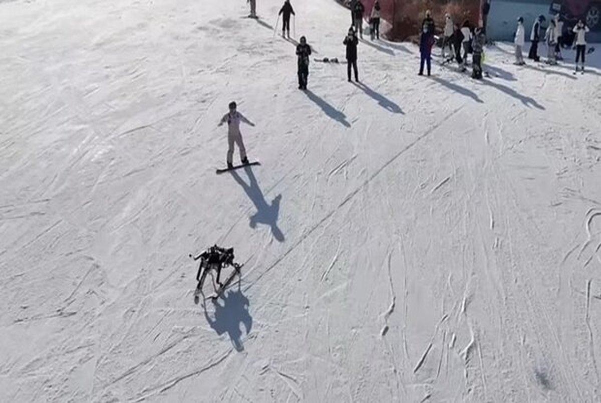 ربات چینی اسکی بازی می کند!