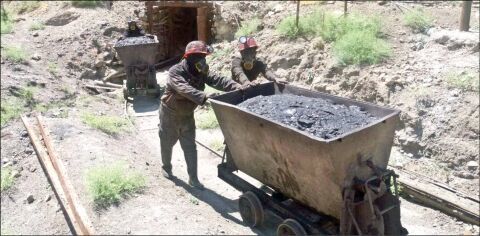 مطالبات کارگران معدن آق دربند سرخس در حال پیگیری است