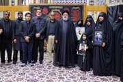 رئیسی با خانواده شهدای امنیت در مشهد دیدار کرد + عکس