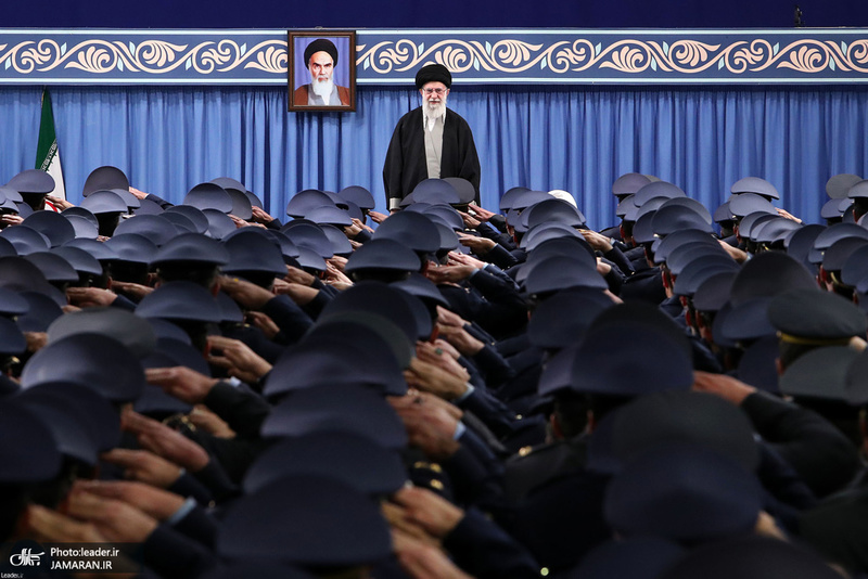 دیدار جمعی از فرماندهان و کارکنان نیروی هوایی ارتش با فرمانده معظم کل قوا