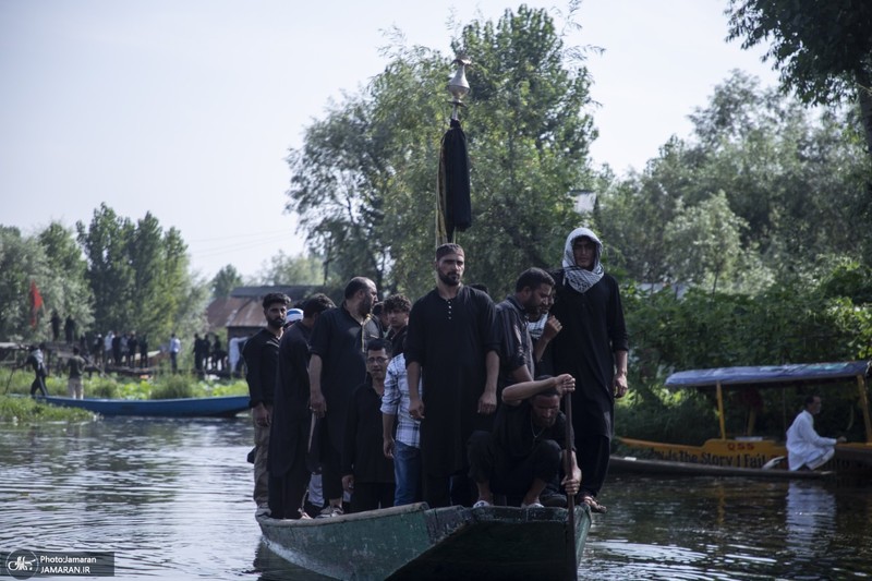 عزاداری سنتی کشمیری‌ها روی قایق