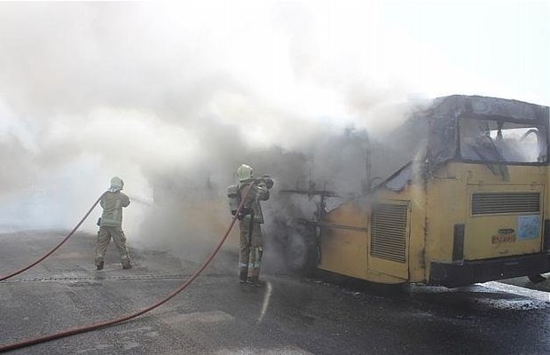 آتش سوزی اتوبوس مسافربری در خیابان رجایی + تصاویر