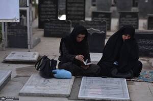 زیارت اهل غبور در آخرین پنجشنبه سال در بهشت زهرا (س) تهران