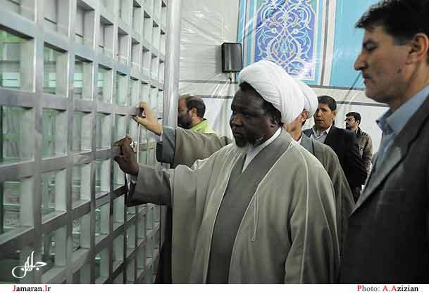 ادای احترام رهبر شیعیان نیجریه نسبت به امام خمینی(س)