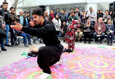 نمایش 'دنیای آدم ها' از بوکان در جشنواره ارس درخشید