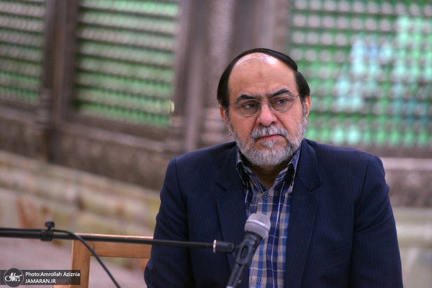 رحیم‌پور ازغدی: غربی ها به غارت شما قانع نیستند، لباس و حجاب‌تان را تغییر می‌دهند؛ یادتان می دهند خودتان را تحقیر کنید و بگویید آباء و اجدادا خر بوده ایم!