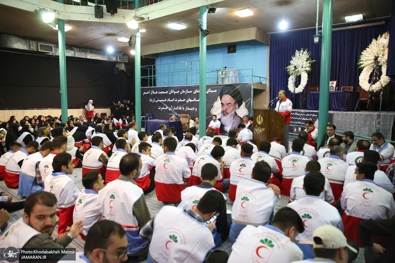 تجدید میثاق جمعی از جوانان هلال احمر با آرمان های حضرت امام خمینی (س)