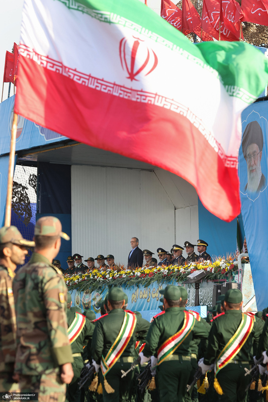 مراسم رژه نیروهای مسلح در جوار حرم مطهر امام خمینی (س)