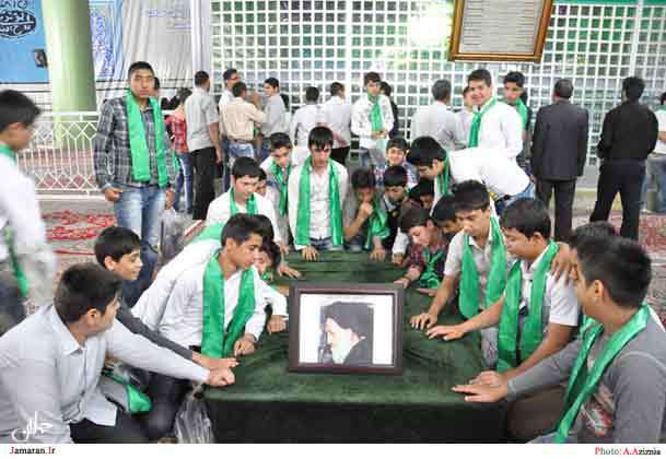 ادای احترام چند گروه دانش آموزی به مقام امام راحل