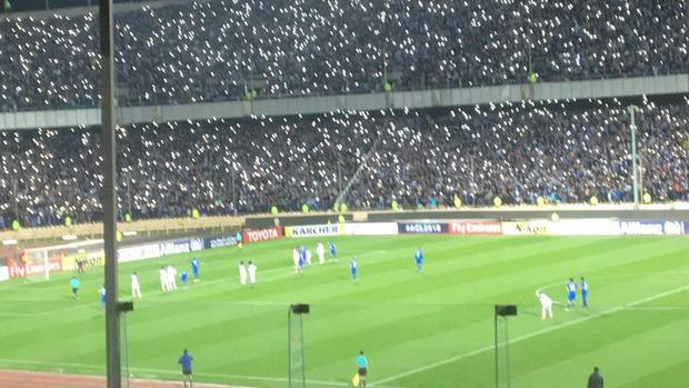 دلجویی ابراهیمی از تیام با دادن پنالتی به مهاجم سنگالی استقلال/ اشتعال مواد دودزا روی سکوها

