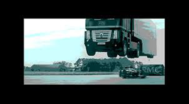 فیلم / پرش تریلی از بالای خودروی فرمول یک !